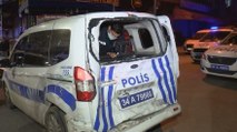 Sultangazi’de minibüs polis aracına çarptı: 3 yaralı