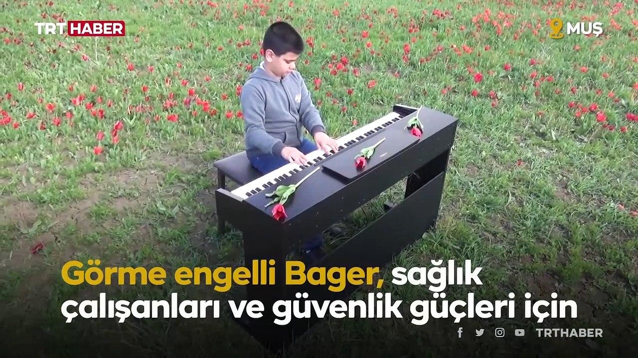 Görme engelli Bager, sağlık çalışanları ve güvenlik güçleri için piyano çaldı