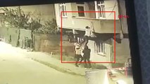 Avcılar'da ev sahibinin fark ettiği hırsızın balkondan atlaması kamerada