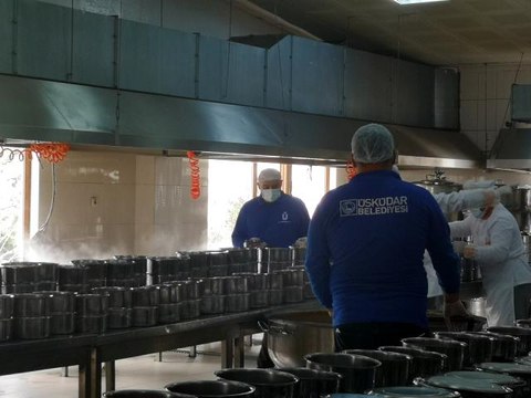 Üsküdar'da ihtiyaç sahibi binlerce aileye her gün sıcak yemek ulaştırılıyor