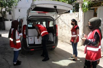 Kızılay ekipleri kapıları tek tek çalarak yardım yapıyor