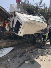 Son dakika: MALTEPE'DE KUPA KISMI YERİNDEN ÇIKAN KAMYONET KAZA YAPTI; O ANLAR KAMERADA