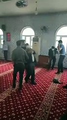 Camide 'itikaf' yapmak isteyen Furkan Vakfı üyelerine polisten biber gazlı müdahale