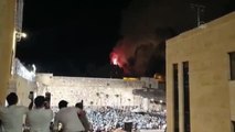 Fanatik Yahudiler, Mescid-i Aksa bahçesinde çıkan yangını kutlamalar yaparak izledi