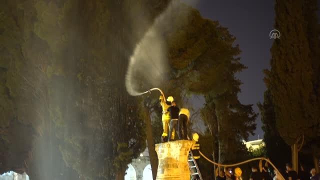 İsrail polisi, Mescid-i Aksa'ya girerek Kıble Mescidi'nin içinde namaz kılan cemaate ses bombalarıyla saldırdı (7)