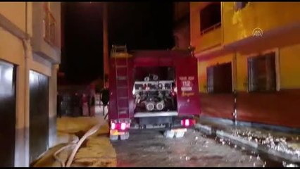 Son dakika: Bir evde çıkan yangında 2 kişi dumandan etkilendi