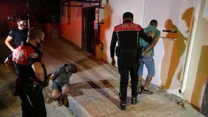 Antalya'da polisin 'dur' ihtarına uymayan gençler ortalığı birbirine kattı