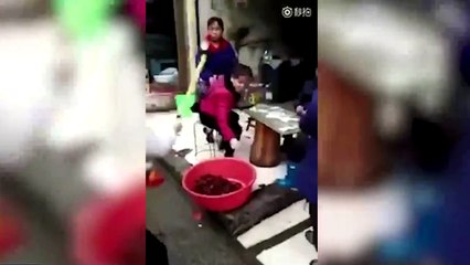 Kaldırımı işgal eden satıcılara bakın ne yaptı!