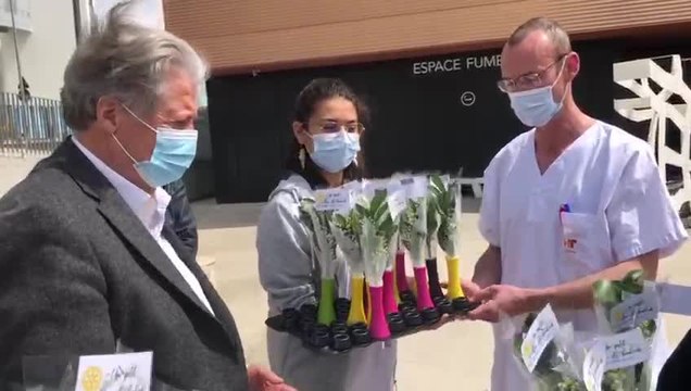 Distribution de 400 brins de muguet offert par le Rotary Club - Troyes à l’ensemble du personnel soignant du Centre Hospitalier de Troyes Simone Veil.