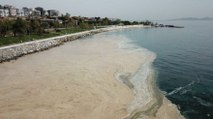 Fenerbahçe Sahili’nde Marmara Denizi’nde görülen deniz salyası Kadıköy Fenerbahçe Sahili’ni de kapladı.  artışı