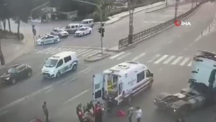 Son dakika 3. sayfa: Tır ile otomobilin çarpışması sonucu 2 kişinin yaralandığı kaza kamerada