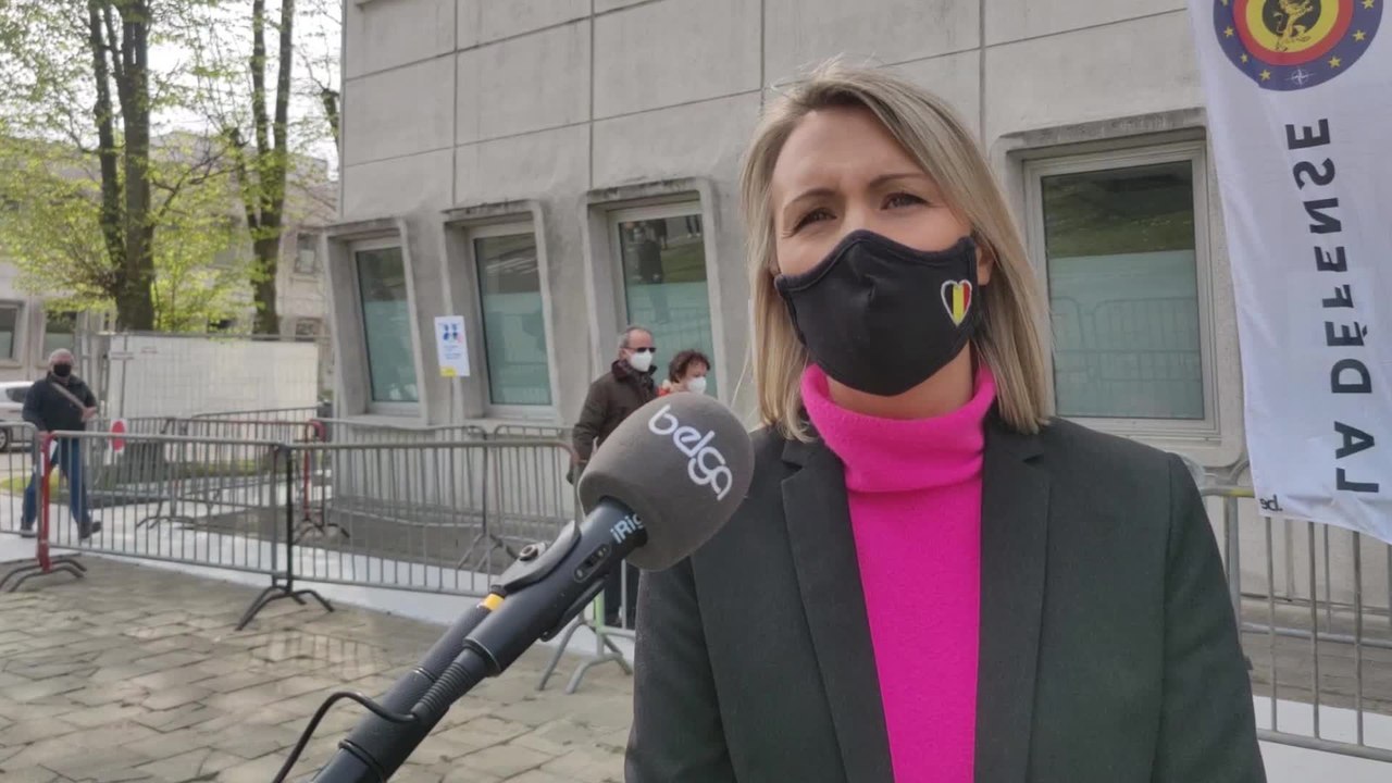 Ludivine Dedonder (FR) Le 10e centre de vaccination bruxellois ouvre ses portes à l'hôpital militaire de Neder-Over-Heembeek