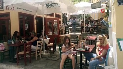 Yunanistan’da kafe ve restoranların dış mekanları açıldı