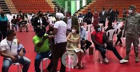 Vicepresidenta Raquel Peña acude vacunarse al Centro Olímpico