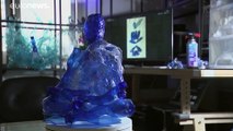 Jean Scuderi, l'artista che trasforma i rifiuti di plastica in opere d'arte