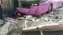 Son dakika haber... E-5 karayolu Kadıköy'de seyir halindeki İETT otobüsü bir büfeye çarptı. 1 kişinin yaralandığı kazada otobüste maddi hasar oluştu