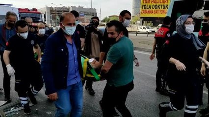 Kadıköy'de üst geçidin asansörüne çarpan otobüste 1 yolcu yaralandı