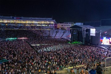 حفل بدون كمامات ولا تباعد