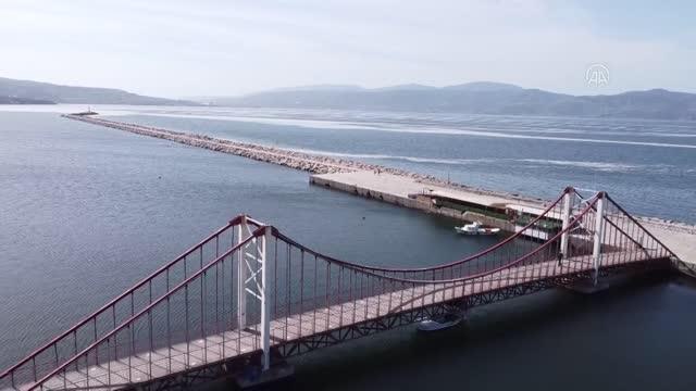 BALIKESİR - (DRONE) Marmara Denizi'nin birçok noktasına yayılan deniz salyası Bandırma Körfezi'ni de kapladı