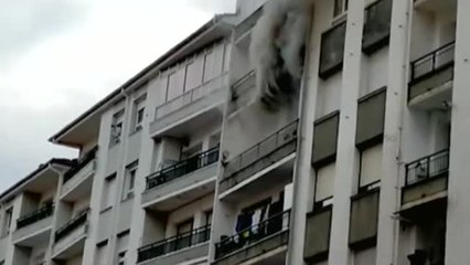 Acorralada por las llamas en el balcón de su casa