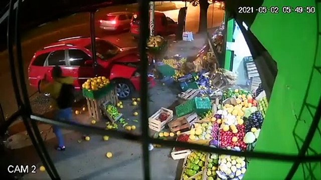 Una mujer esperaba en la vereda y la chocó un auto que perdió el control