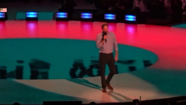 En un concierto y junto a Jennifer López: El príncipe Harry reaparece sin Meghan Markle