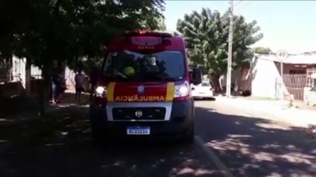 Homem que usa muletas para andar, se desequilibra e cai na via, no Bairro Interlagos