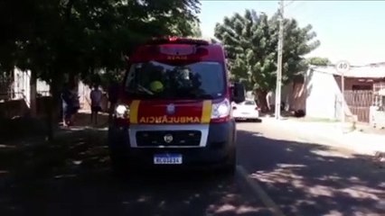 Homem que usa muletas para andar, se desequilibra e cai na via, no Bairro Interlagos