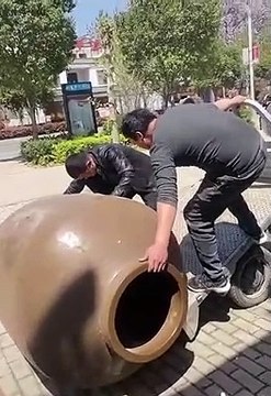 Ces génies veulent charger un pot de terre sur un remorqueur !