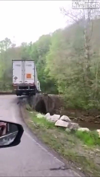 Ce routier n'a peur de rien en traversant un petit pont en camion