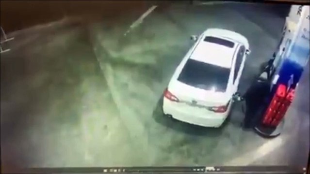 Ce conducteur se défend comme il peut contre des voleurs à la station service