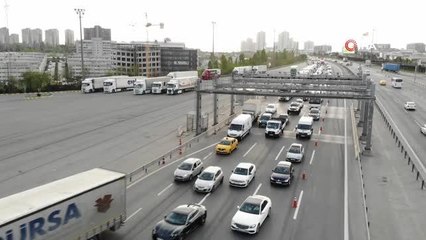 Tam kapanmada Mahmutbey Gişeler'de trafik yoğunluğu