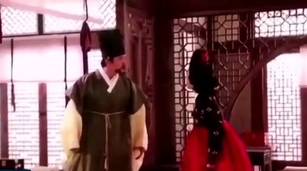 Koreli oyuncu kameramanın kafasını yardı