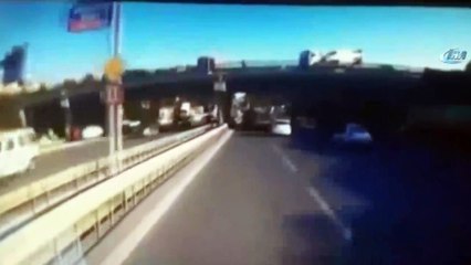 Beton mikseri köprüden düştü