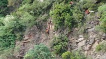 Son dakika haberleri: Polis ceza yazacak korkusuyla tırmandığı kayalıklarda mahsur kaldı: 6 saat kurtarılmayı bekledi