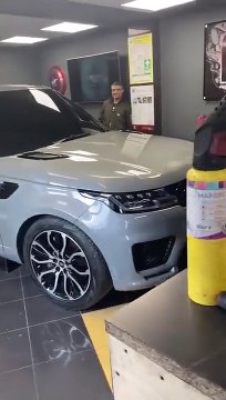 Pode até parecer um carro dentro de uma oficina ou garagem... mas não é nada disso!