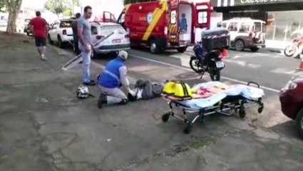 Jovem fica ferido em colisão com carro na Rua Erechim com a Avenida Brasil