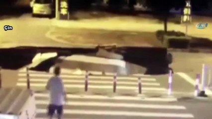 Çöken yol motosikletliyi yuttu!