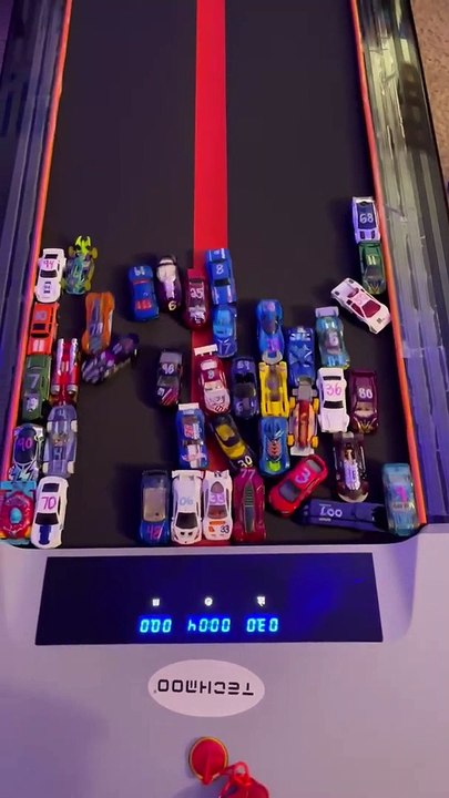 Course de voiture sur un tapis de course