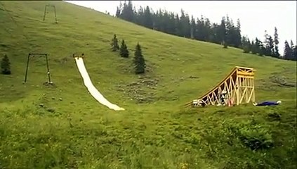Méga saut avec un toboggan à eau