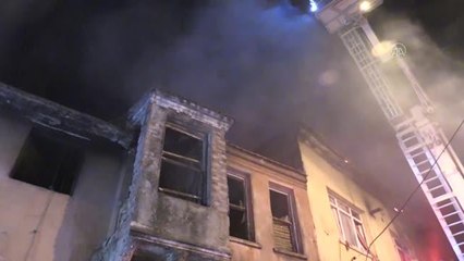 Son dakika haberi... Bir fırının çatısında çıkan ve 2 binaya daha sıçrayan yangın hasara neden oldu