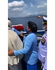 tabur bunga dilaut sebagai penghormatan terakhir 53 patriot KRI Nanggala 402