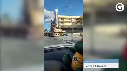 Linhares: viatura da PRF se envolve em acidente com carreta na BR 101