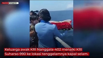 KELUARGA AWAK KRI NANGGALA 402 TABUR BUNGA DI LAUT