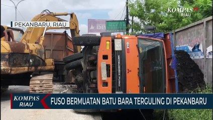 Fuso Bermuatan Batu Bara Terguling Di Pekanbaru