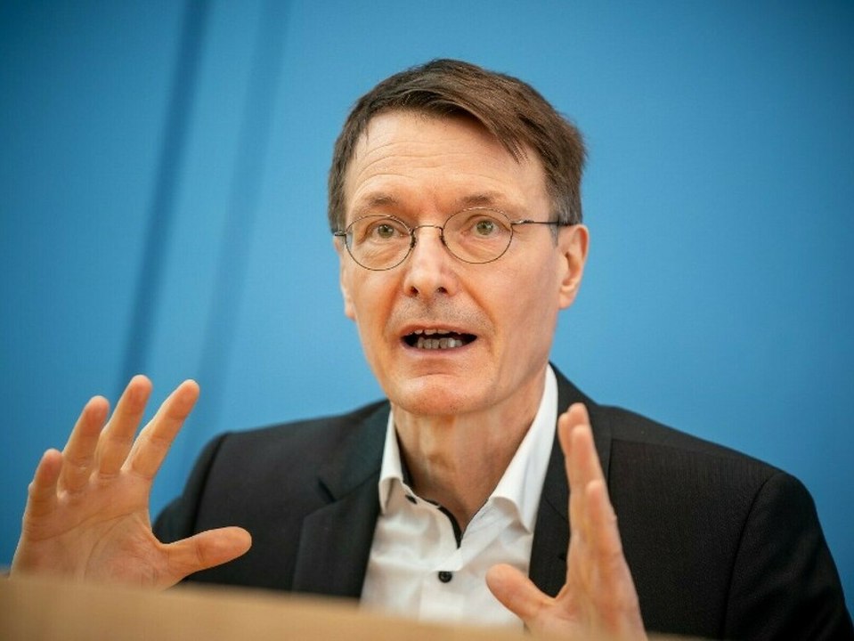 Lauterbach mahnt Vorsicht bei Lockerungen für Geimpfte an