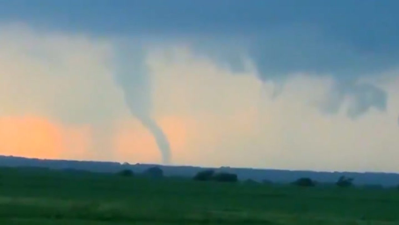 Tornado rages in Blum