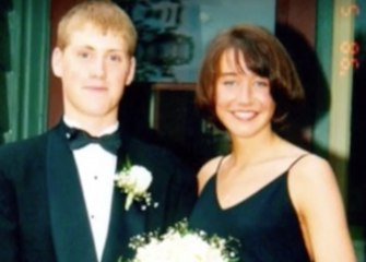 En regardant une photo de son mariage 20 ans plus tard il remarque quelque chose de très étrange
