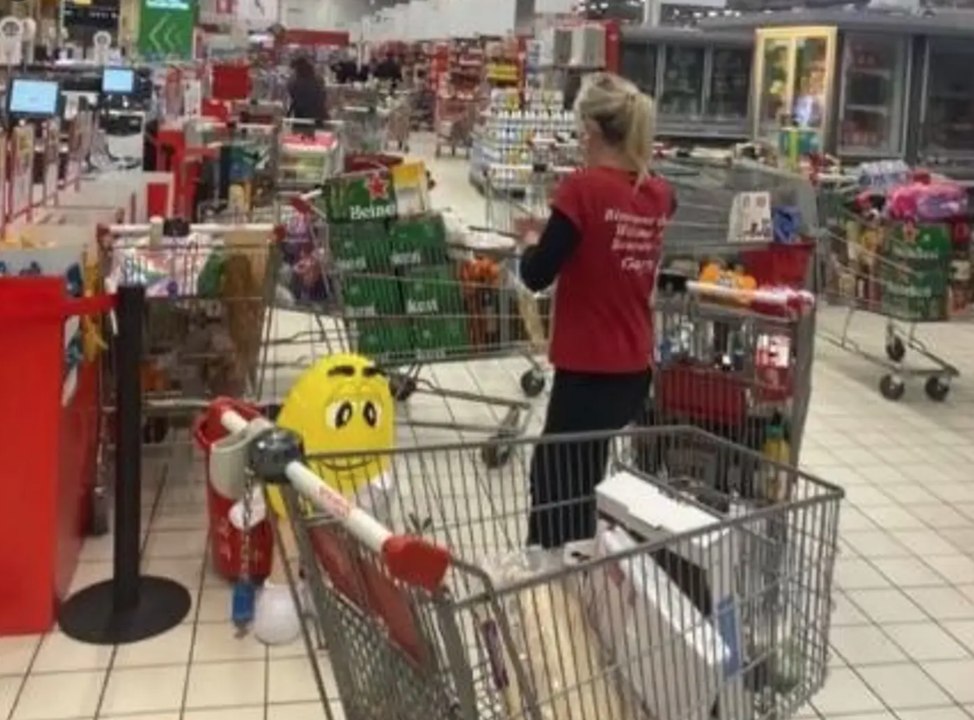 Les images surréalistes de centaines de chariots abandonnés au Casino de Fréhus