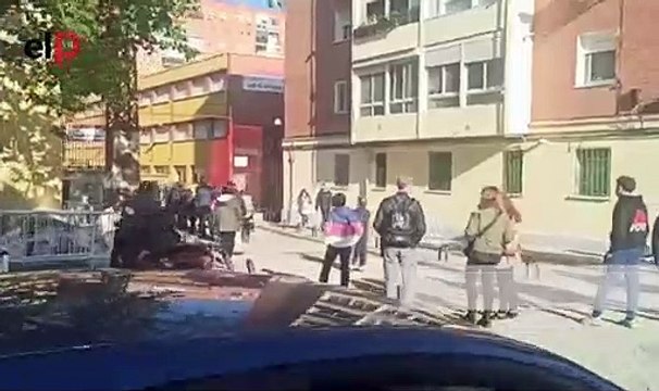 Largas colas en los colegios electorales para votar a primera hora